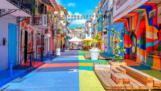 Rue colorée du centre-ville